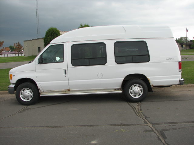 1999 Ford Econoline E-350 Super Duty XLT Wheelchai Main Image