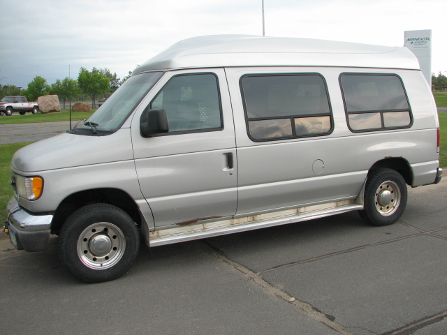 2003 Ford Econoline E-350 XL Wheelchair Van Main Image